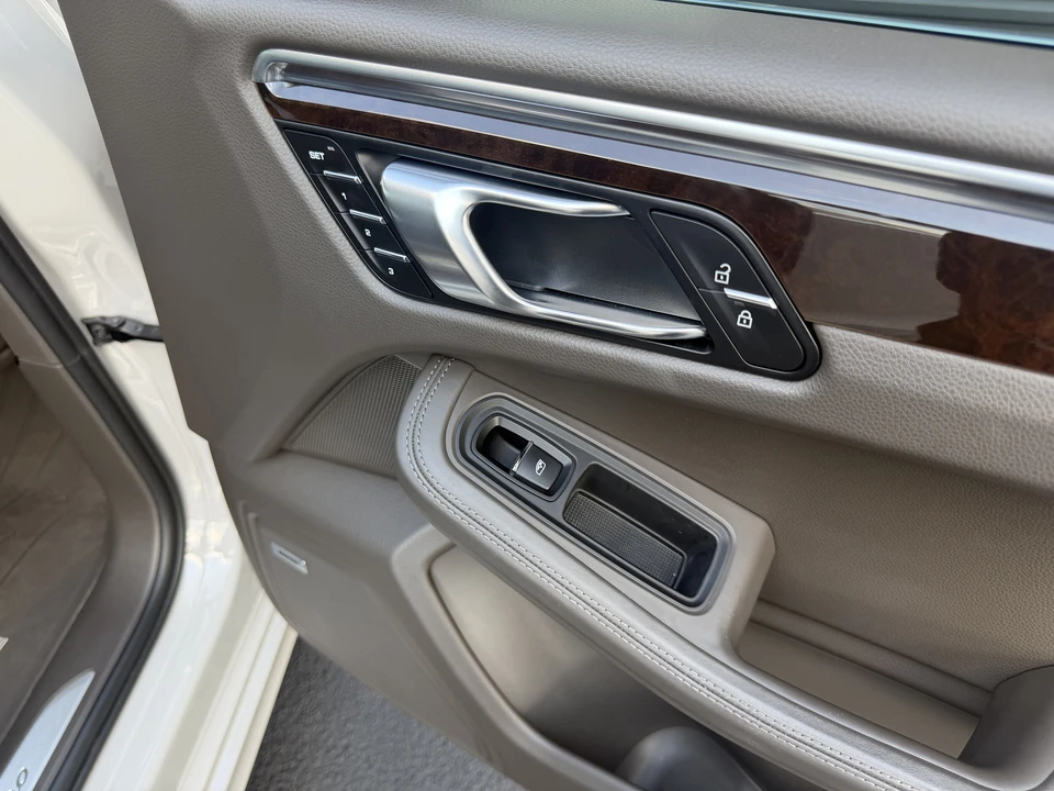 2021 Porsche Macan Turbo - Image 25 of 31