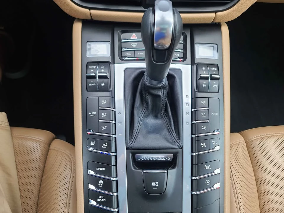 2021 Porsche Macan Turbo - Image 16 of 19