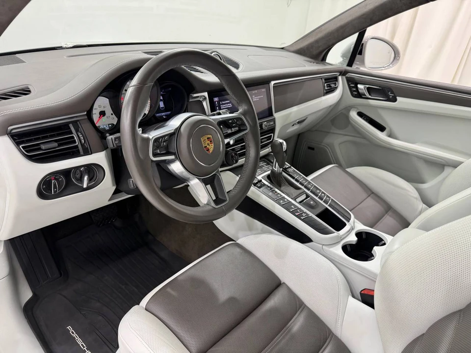 2021 Porsche Macan Turbo - Image 4 of 5