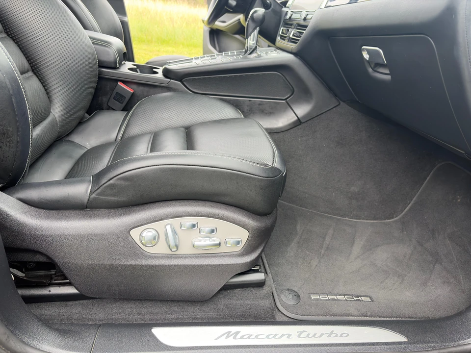 2021 Porsche Macan Turbo - Image 26 of 31