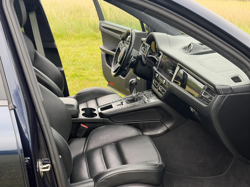 2021 Porsche Macan Turbo - Image 24 of 31