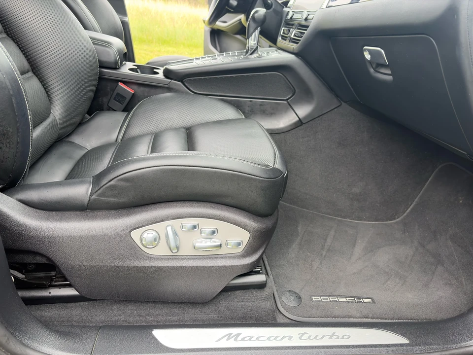 2021 Porsche Macan Turbo - Image 25 of 31