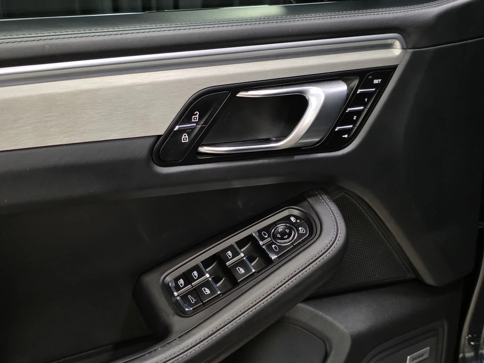 2021 Porsche Macan Turbo - Image 19 of 31