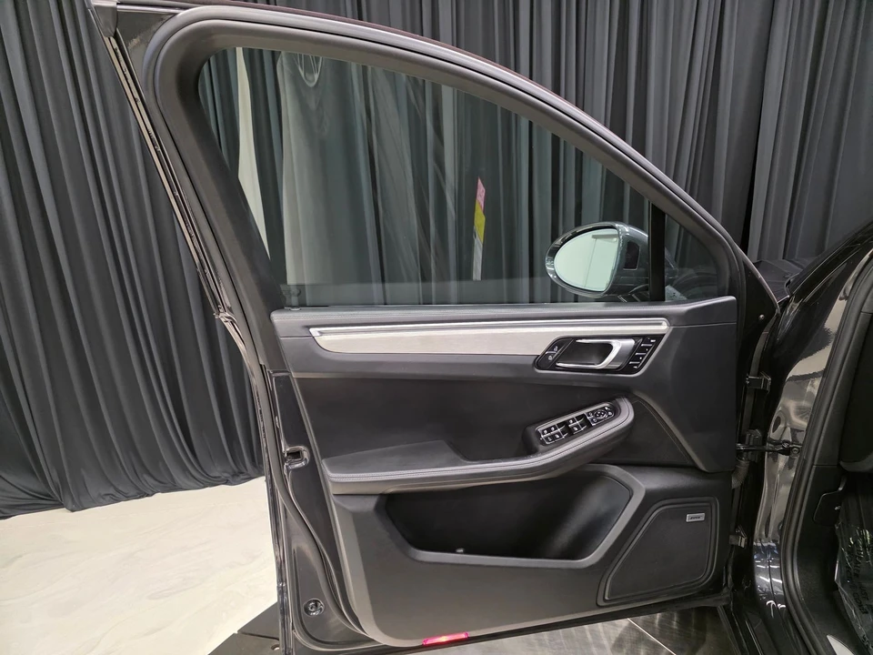 2021 Porsche Macan Turbo - Image 18 of 31