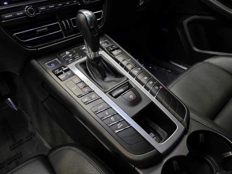 2021 Porsche Macan Turbo - Image 30 of 31