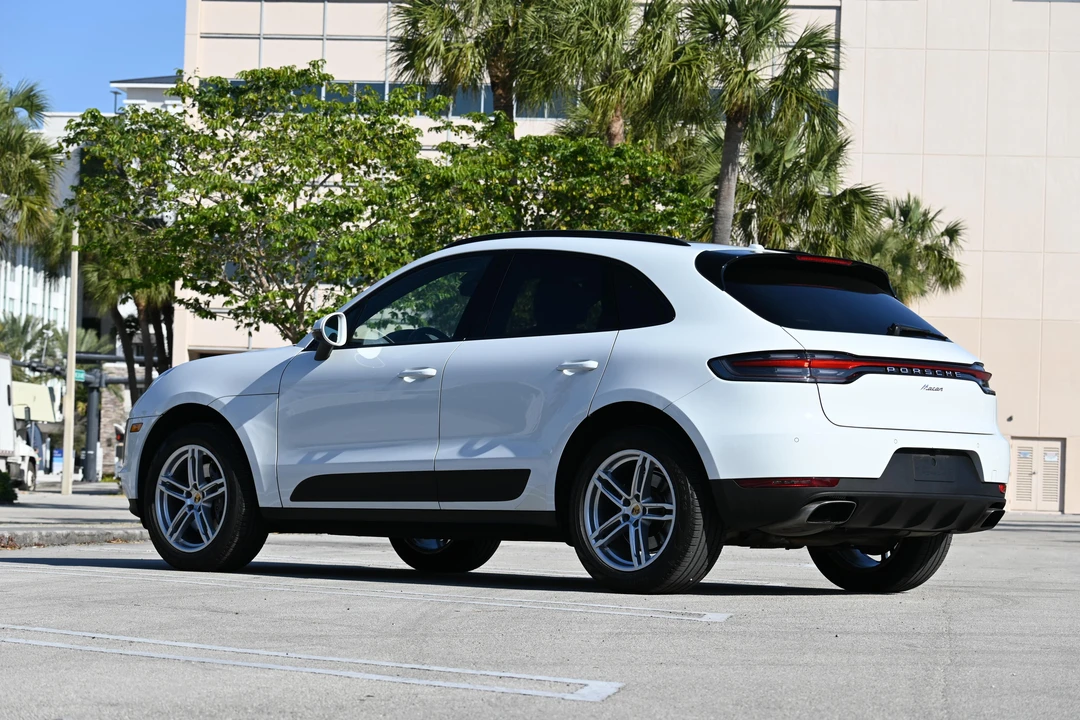 2021 Porsche Macan - Image 16 of 31