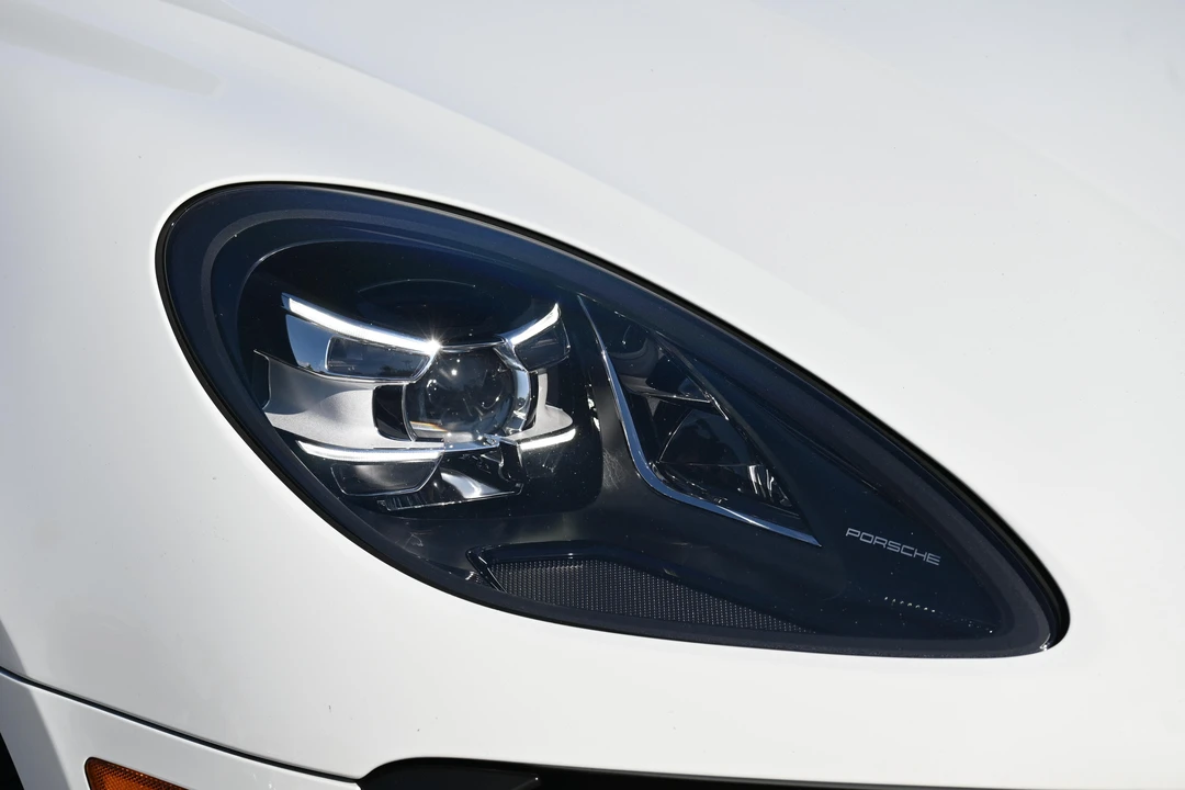 2021 Porsche Macan - Image 27 of 31