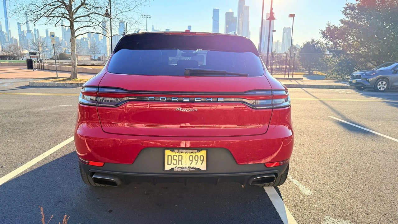 2021 Porsche Macan - Image 15 of 31