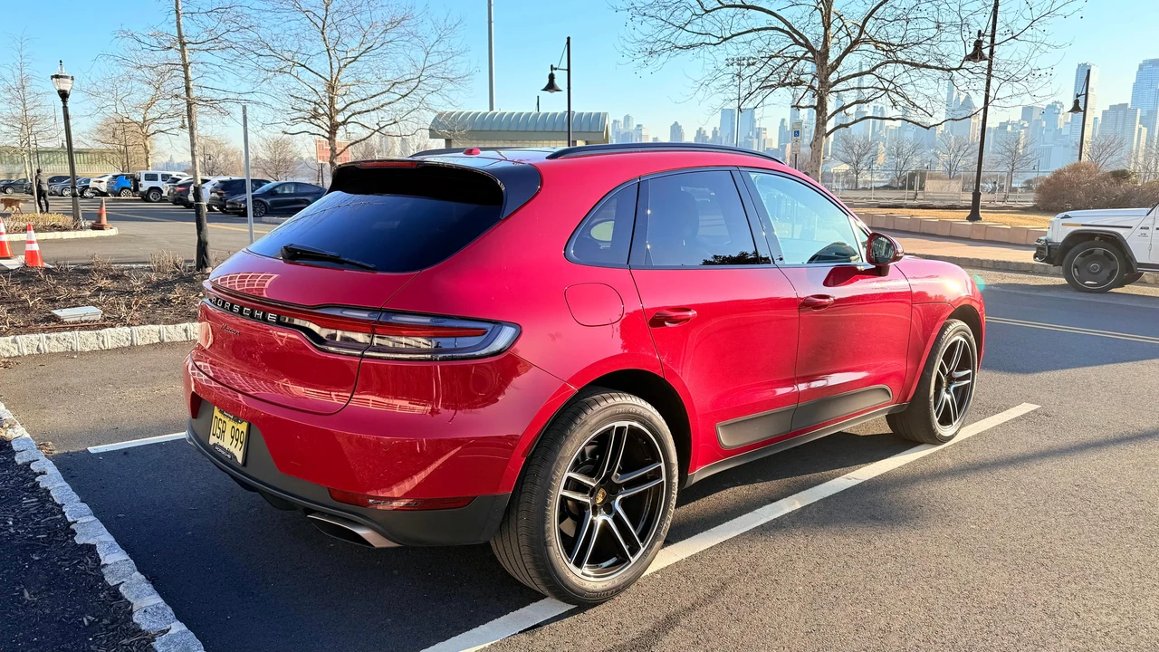 2021 Porsche Macan - Image 16 of 31