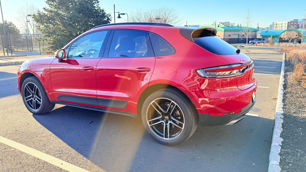 2021 Porsche Macan - Image 14 of 31