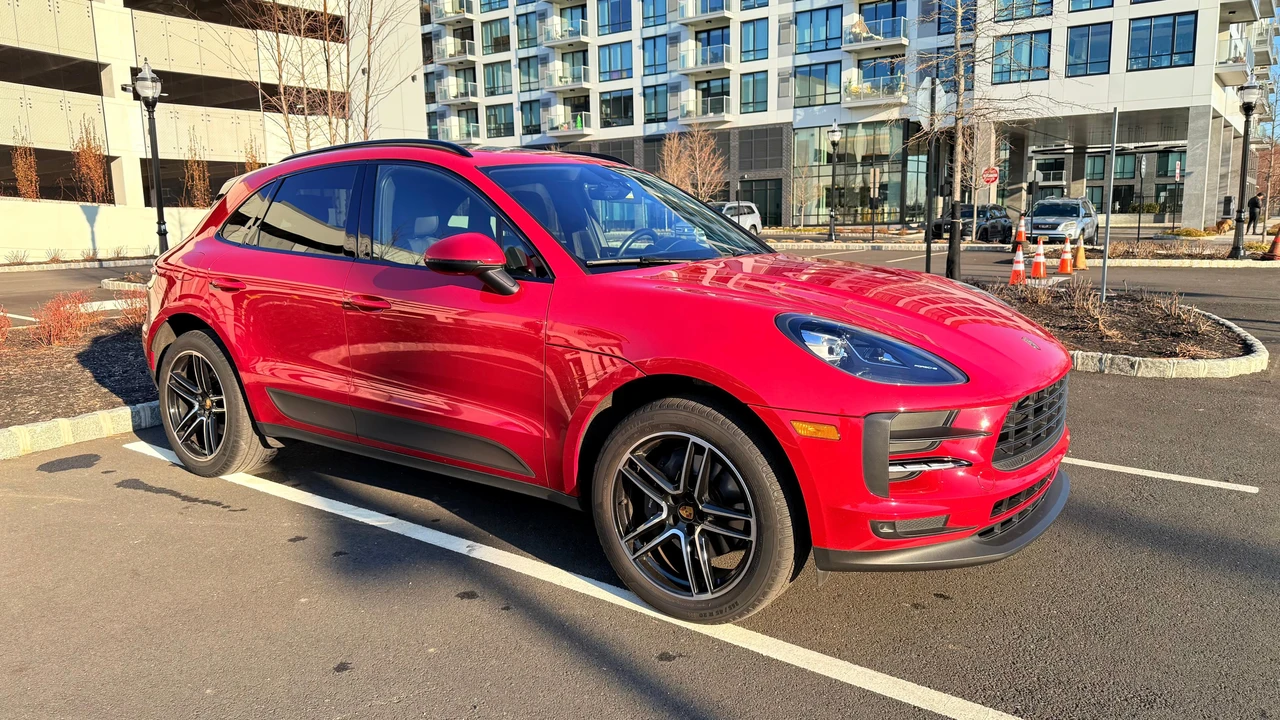 2021 Porsche Macan - Image 17 of 31