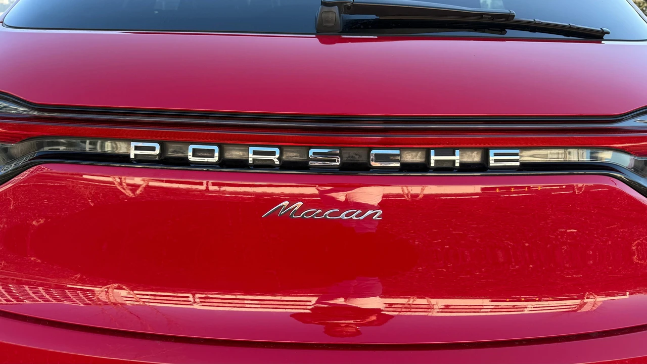 2021 Porsche Macan - Image 28 of 31