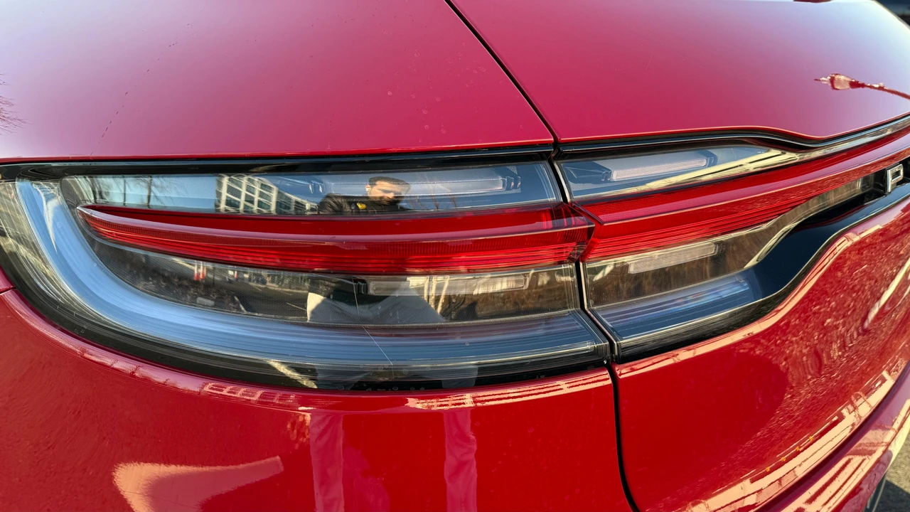 2021 Porsche Macan - Image 27 of 31