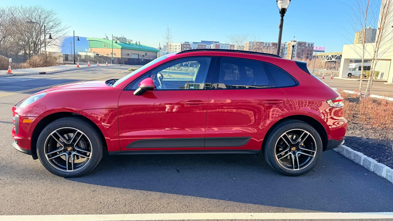 2021 Porsche Macan - Image 13 of 31