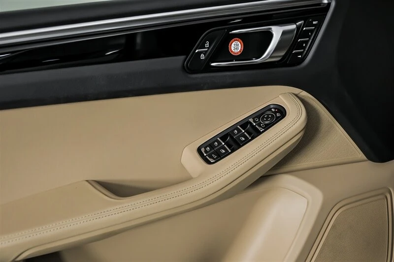 2021 Porsche Macan - Image 18 of 21