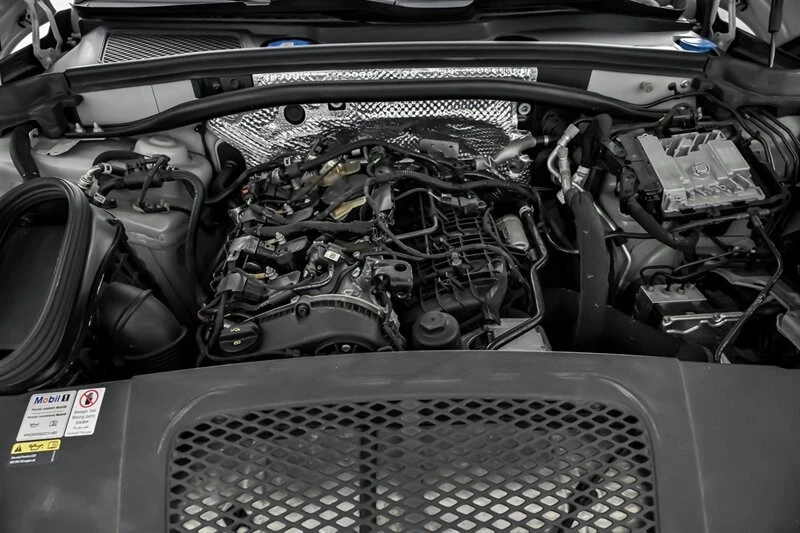 2021 Porsche Macan - Image 17 of 21