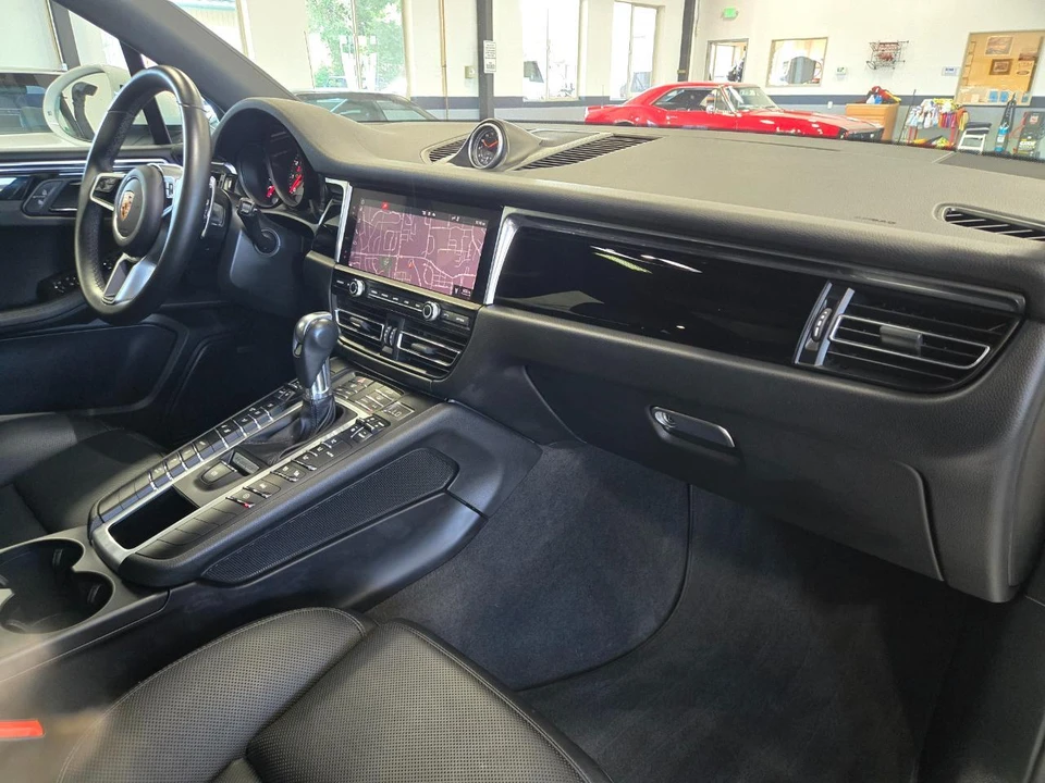 2021 Porsche Macan - Image 11 of 17