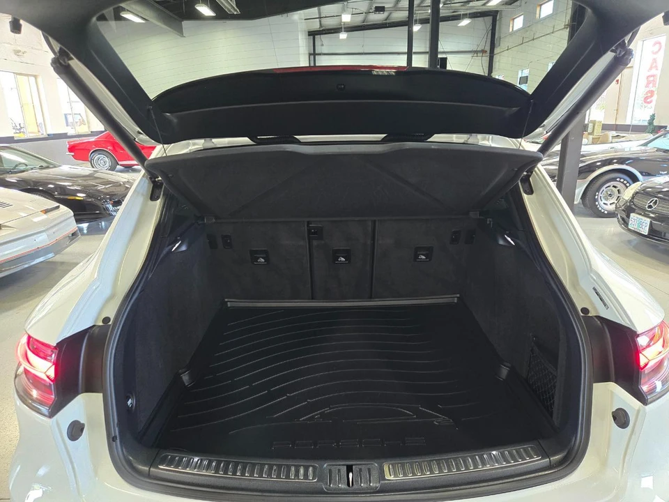2021 Porsche Macan - Image 15 of 17