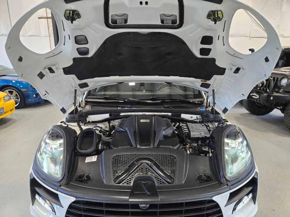 2021 Porsche Macan - Image 16 of 17