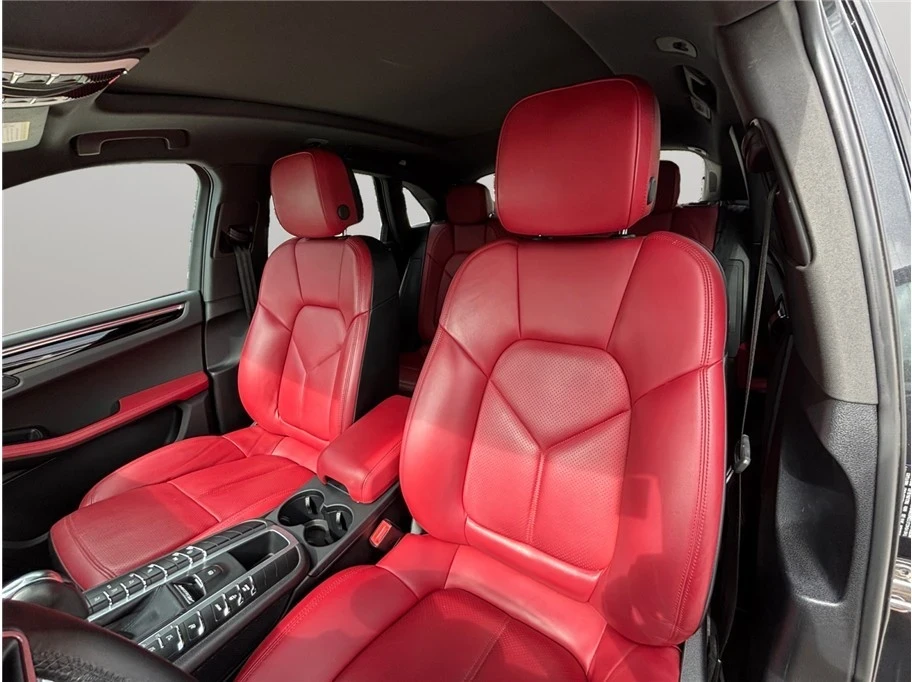2021 Porsche Macan - Image 18 of 21