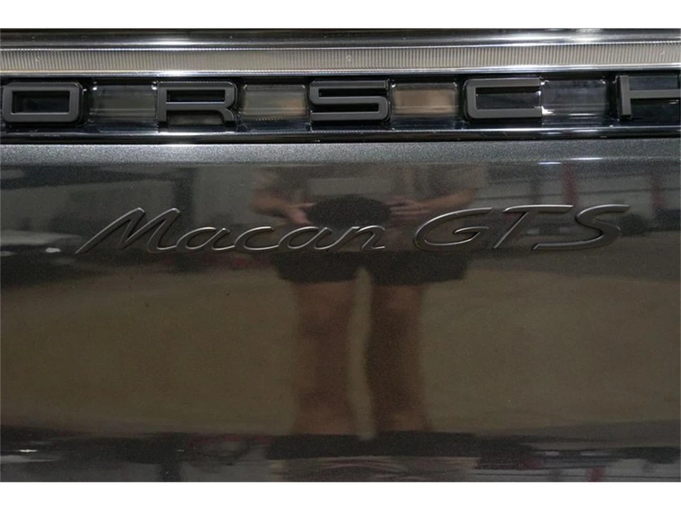 2021 Porsche Macan - Image 23 of 31
