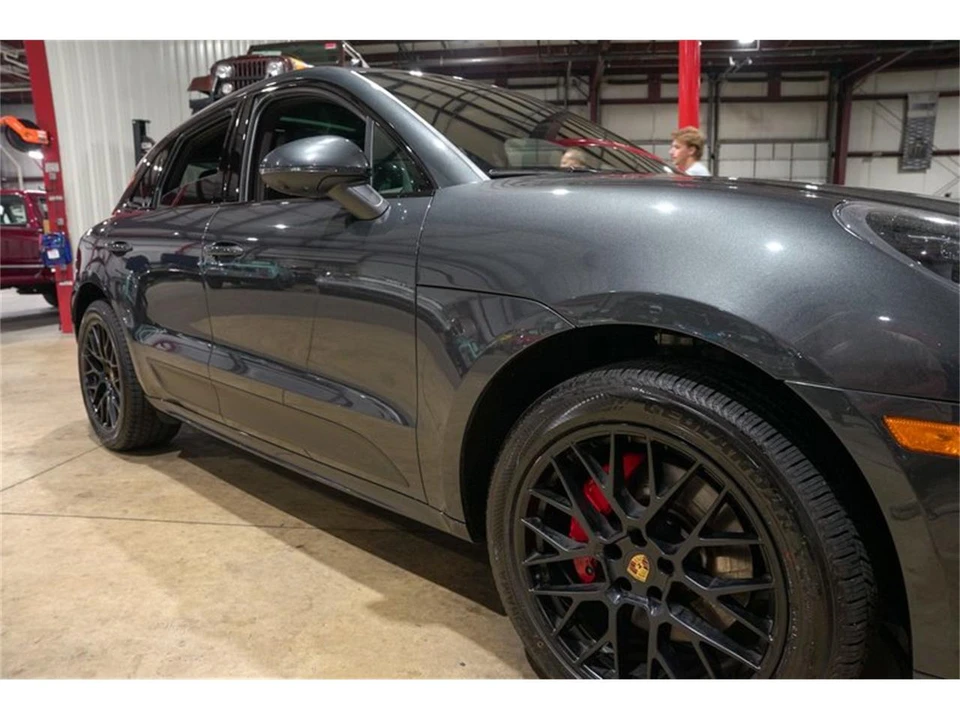 2021 Porsche Macan - Image 30 of 31