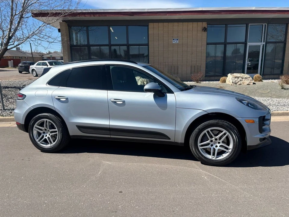 2021 Porsche Macan - Image 27 of 31