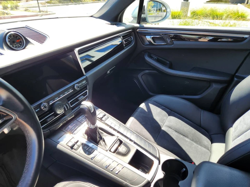 2021 Porsche Macan - Image 17 of 24