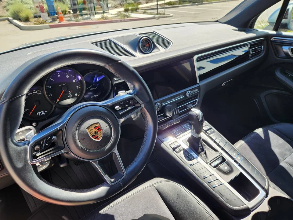 2021 Porsche Macan - Image 15 of 24
