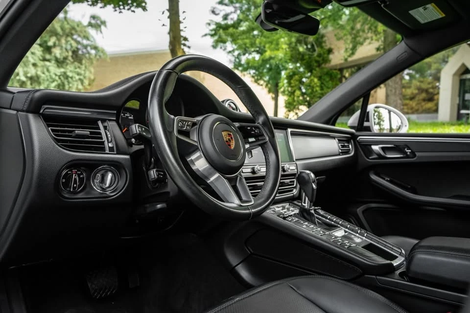 2021 Porsche Macan - Image 17 of 19
