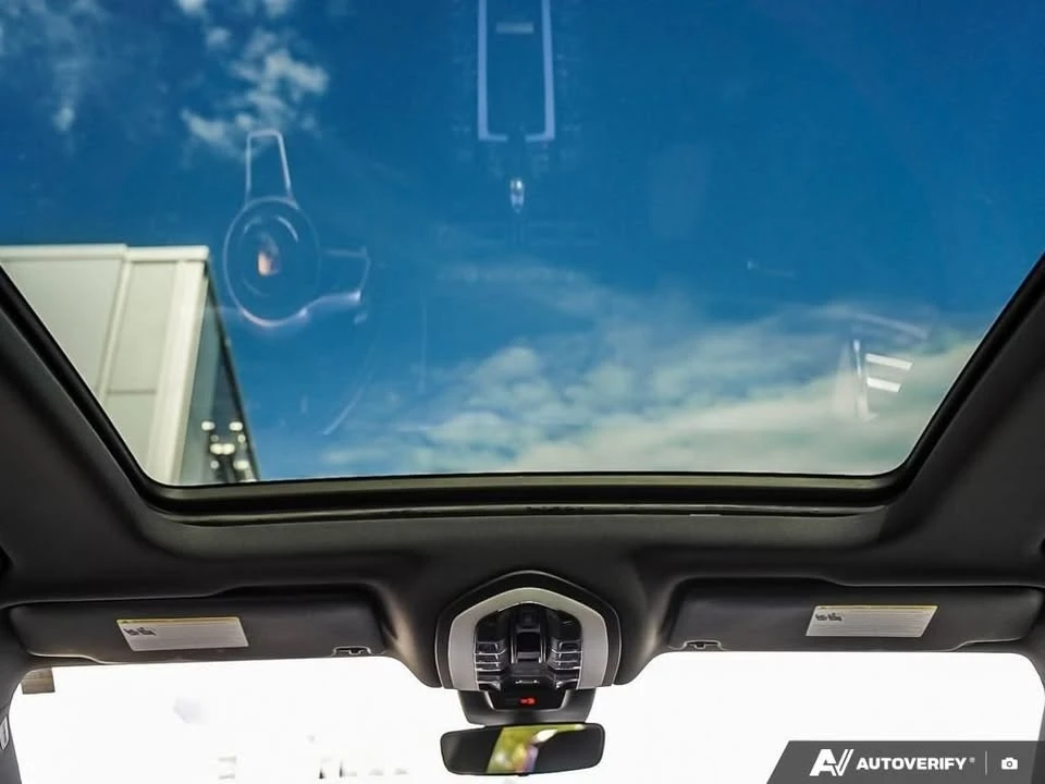 2021 Porsche Macan - Image 18 of 19