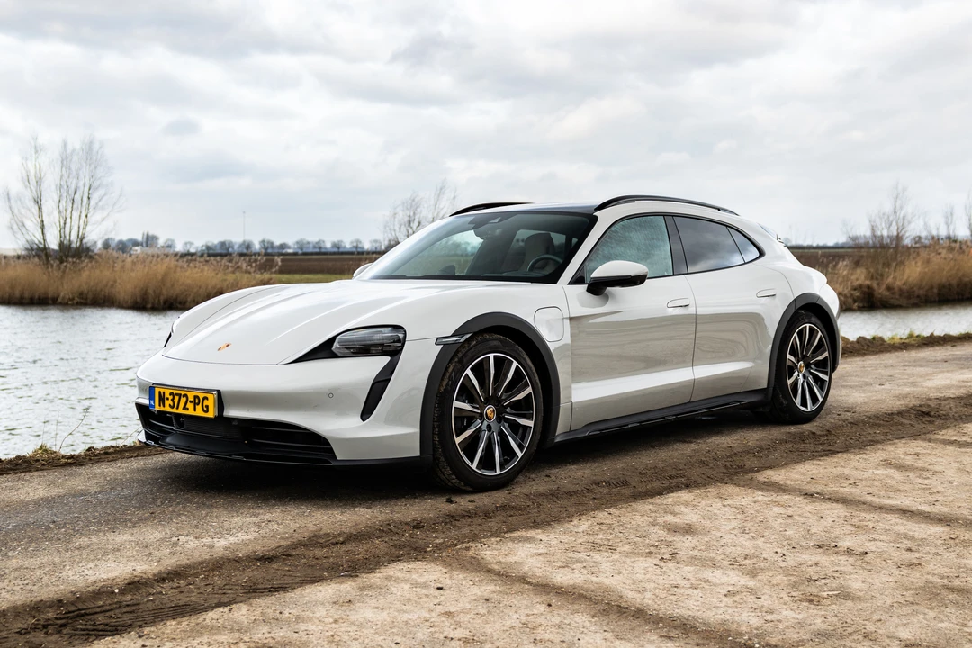 2021 Porsche Taycan 4S - Image 2 of 31