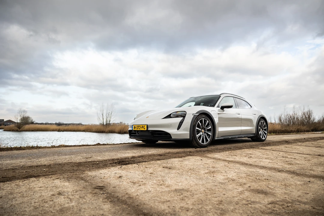 2021 Porsche Taycan 4S - Image 12 of 31