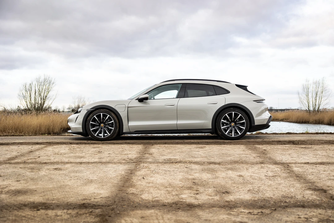 2021 Porsche Taycan 4S - Image 5 of 31