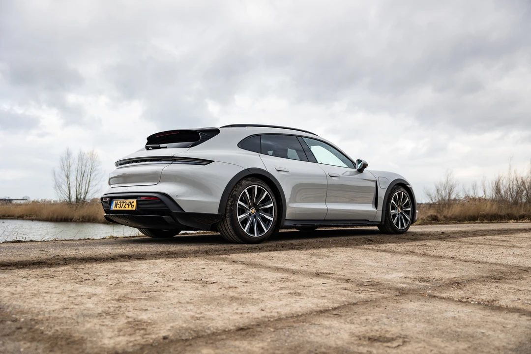 2021 Porsche Taycan 4S - Image 8 of 31