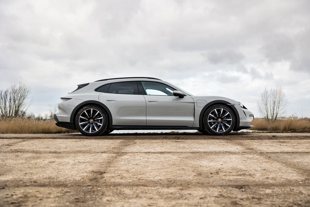 2021 Porsche Taycan 4S - Image 9 of 31