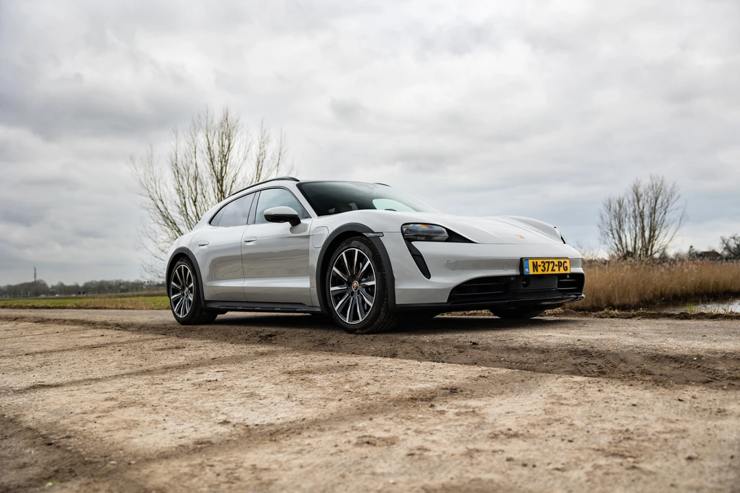 2021 Porsche Taycan 4S - Image 10 of 31