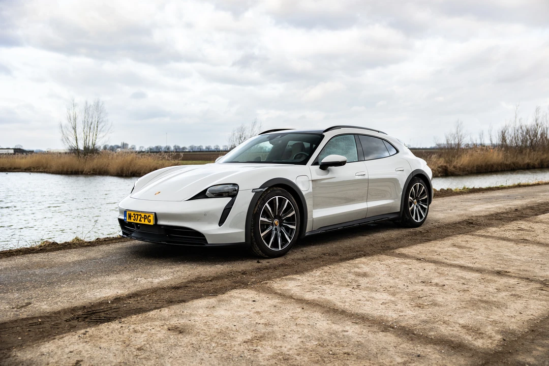 2021 Porsche Taycan 4S - Image 14 of 31