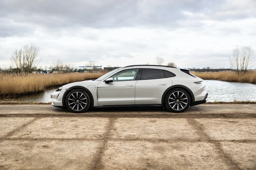 2021 Porsche Taycan 4S - Image 15 of 31
