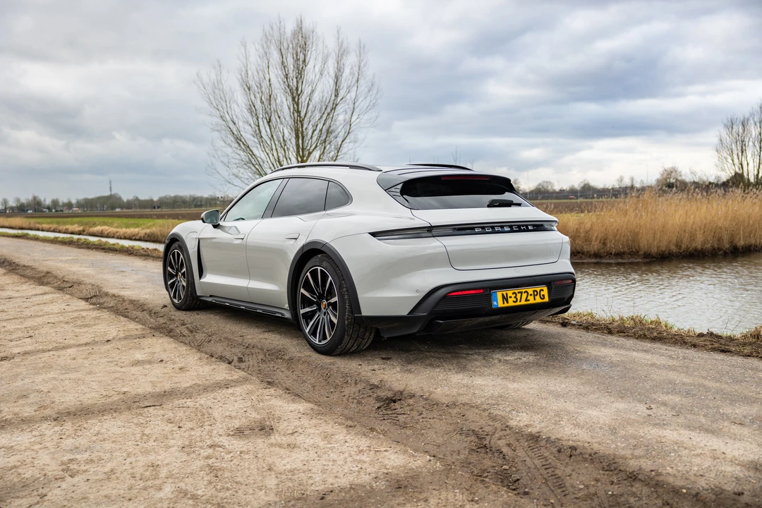 2021 Porsche Taycan 4S - Image 16 of 31