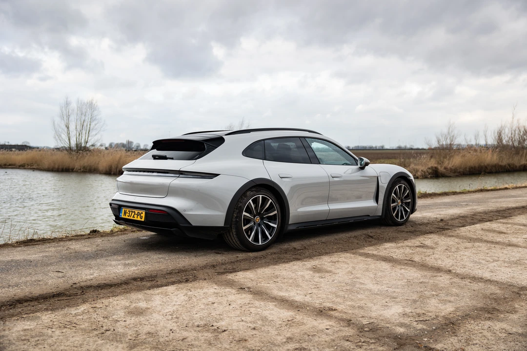 2021 Porsche Taycan 4S - Image 18 of 31