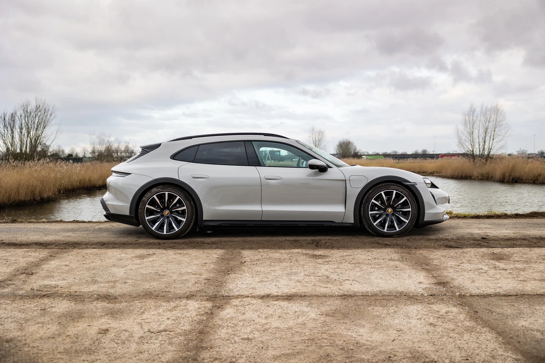 2021 Porsche Taycan 4S - Image 19 of 31