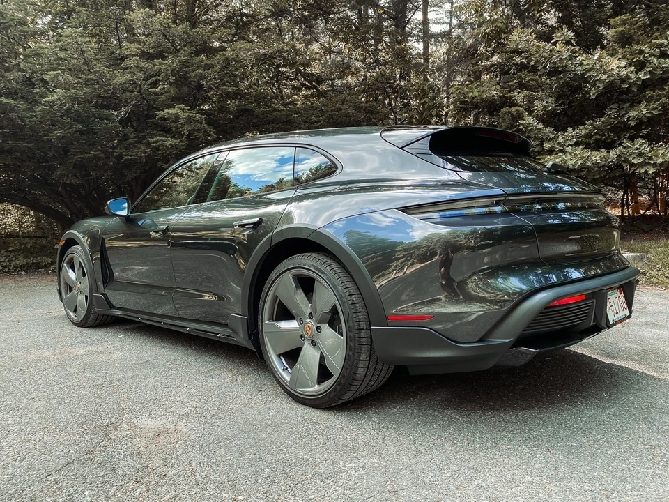 2021 Porsche Taycan 4S - Image 17 of 31