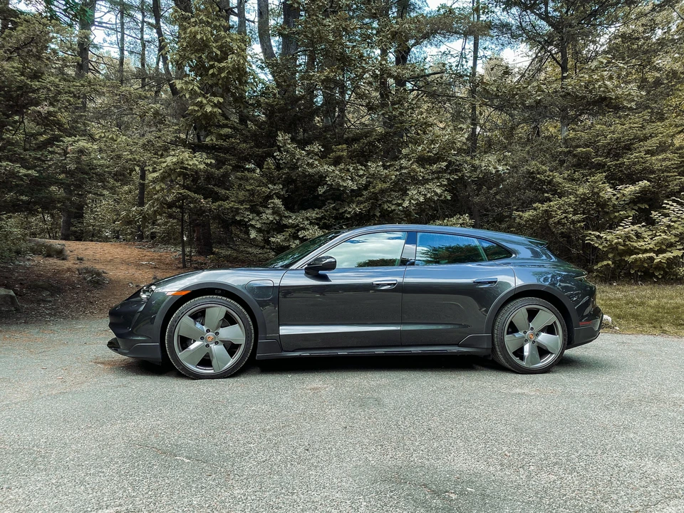 2021 Porsche Taycan 4S - Image 13 of 31