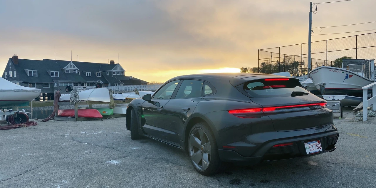 2021 Porsche Taycan 4S - Image 15 of 31