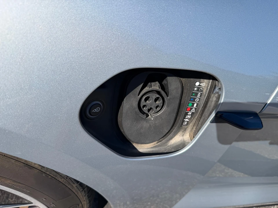 2021 Porsche Taycan 4S - Image 16 of 31