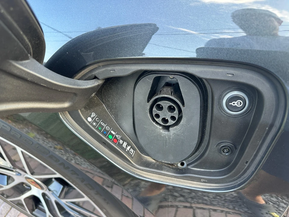 2021 Porsche Taycan 4S - Image 15 of 31
