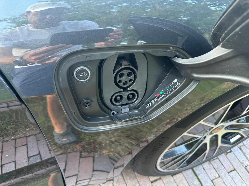 2021 Porsche Taycan 4S - Image 23 of 31