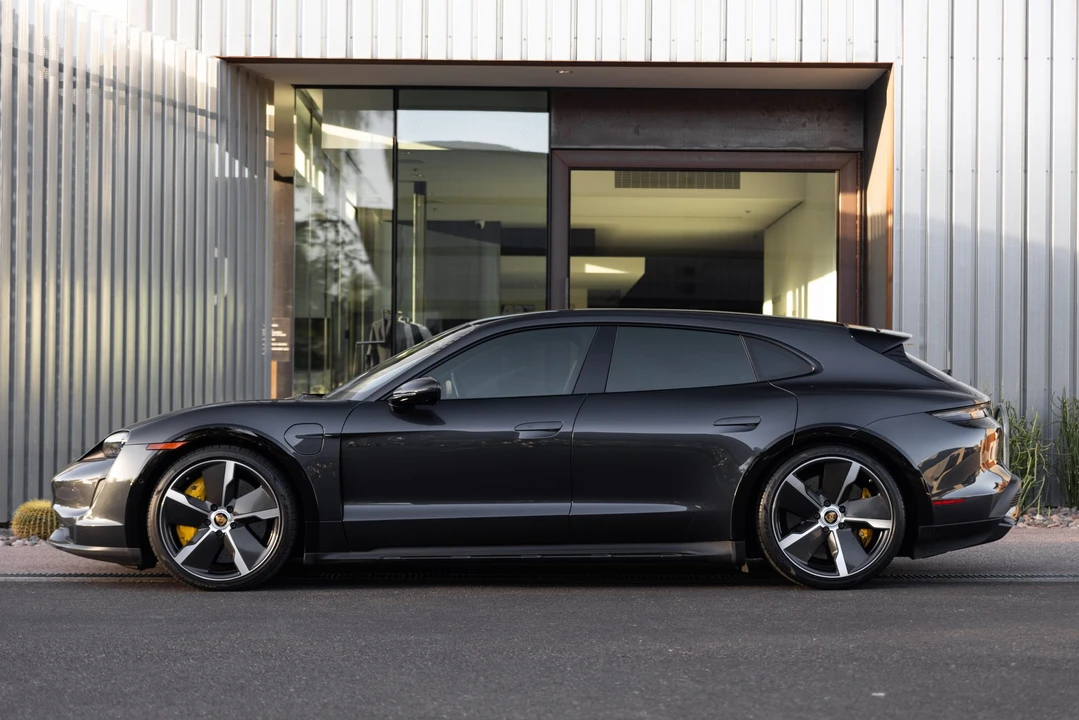2021 Porsche Taycan Cross Turismo - Image 17 of 31
