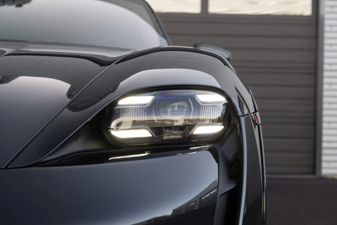 2021 Porsche Taycan Cross Turismo - Image 26 of 31